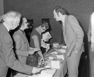 882045 Afbeelding van een informatiestand tijdens het congres van de Koninklijke Vereniging van Archivarissen in ...